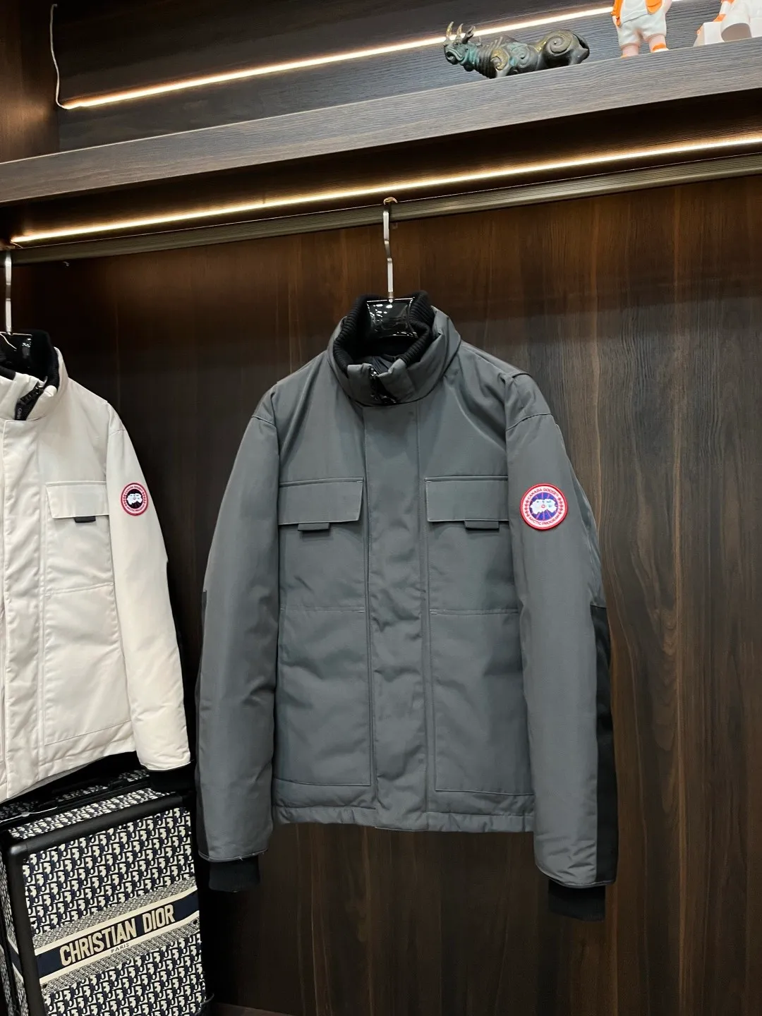P800 counter quality Canadian Goose 24 latest fashion designer down jackets in 2025💟Big Goose’s popular stand-collar down jacket, popular down jacket, filled with 90# white goose down, every detail shows high-end craftsmanship. The design changes of structural tailoring show the diverse image changes of men. The slim fit and tailored fit meet the current popular multi-layered wear and versatile style in life! Color: Black Gray Size: XS-XXL